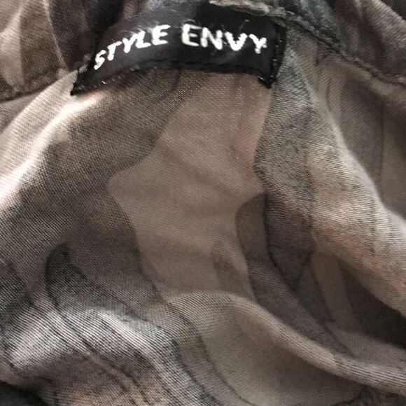 Style Envy Camouflage Green Button Up Blouse Small - Picture 7 of 16